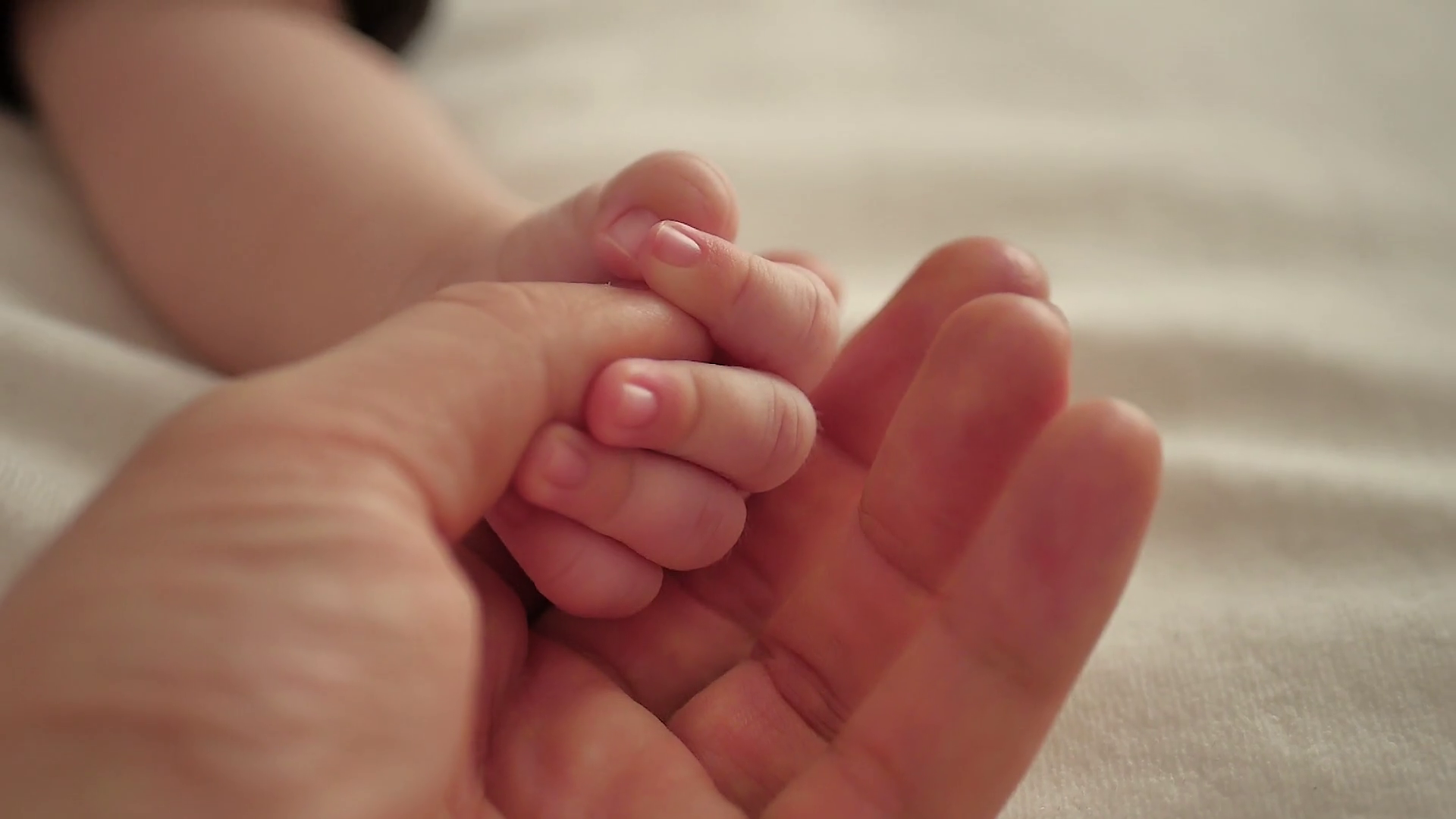 OCDE cere reducerea concediului maternal pentru mamele din România. Ce stimulente oferă statul în prezent