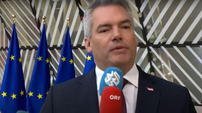 Nehammer, lovit cu microfonul de un jurnalist. Ce s-a întâmplat la conferința de presă | VIDEO