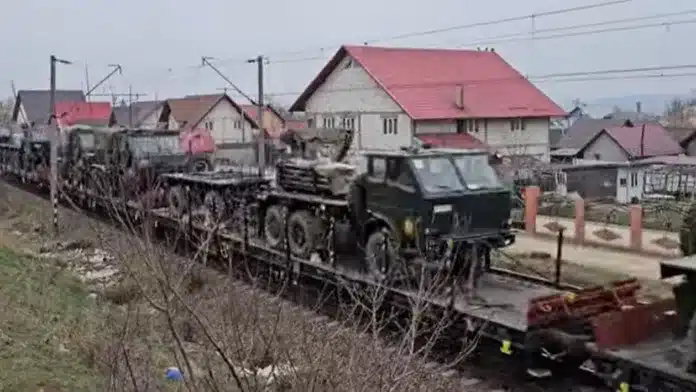 Tren cu lansatoare de rachete românești APR-40, filmat la granița cu Ucraina. Transportul e învăluit în mister | VIDEO