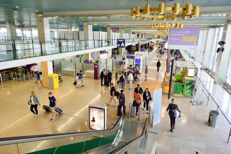Românii sunt controlați la pașapoarte pe aeroporturi în ciuda intrării în Schengen. Ce a pățit europarlamentarul Vlad Gheorghe