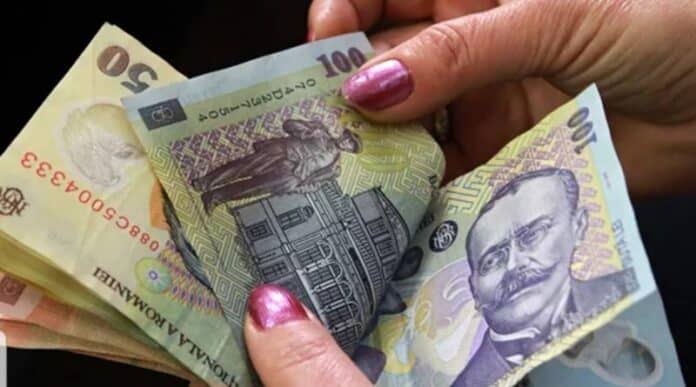 Cât a câștigat în medie pe lună o familie din România. Statistica zice că au crescut