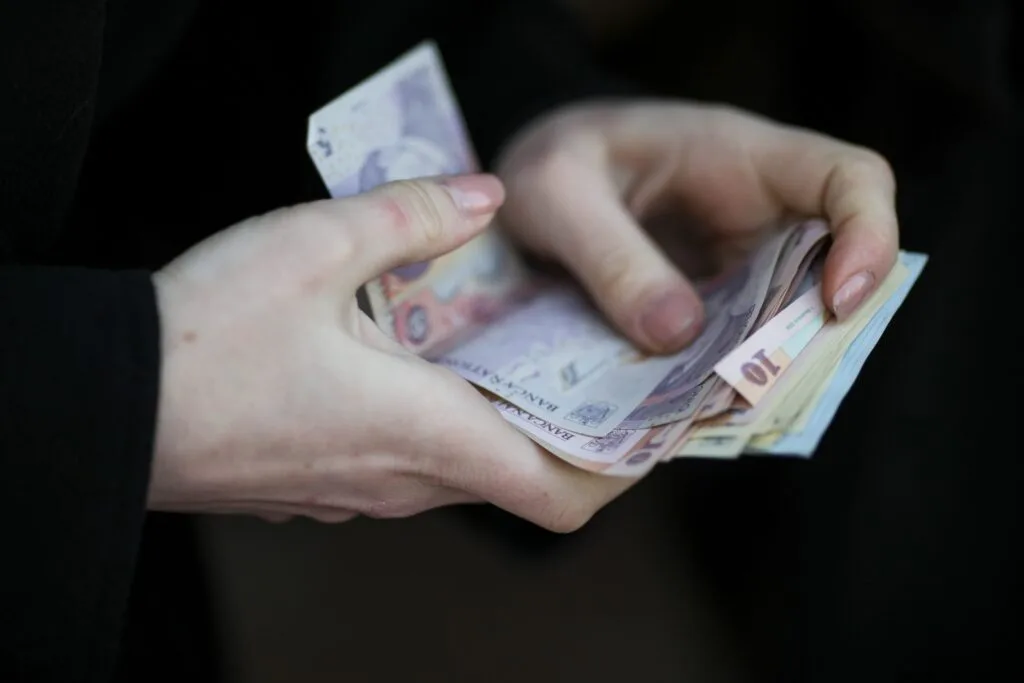 Românii care vor primi 500 de lei pe card, de la Guvern. Ce trebuie să facă pentru acești bani