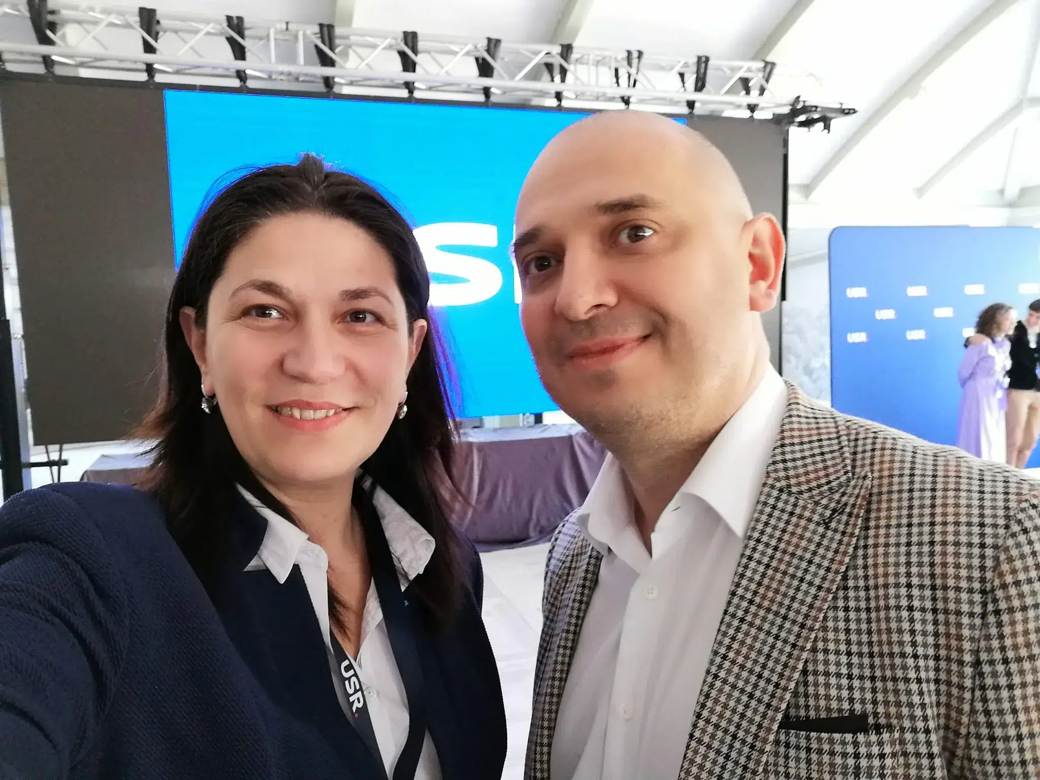Radu Mihaiu, acuzat de campanie electorală mascată în școli. Vasilcoiu: își trimite „diverse colaboratoare”