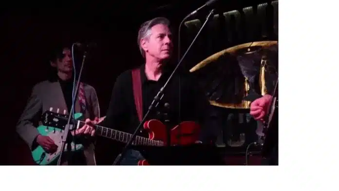 Antony Blinken a cântat la chitară într-un bar din Kiev. „O mare parte a lumii este alături de voi