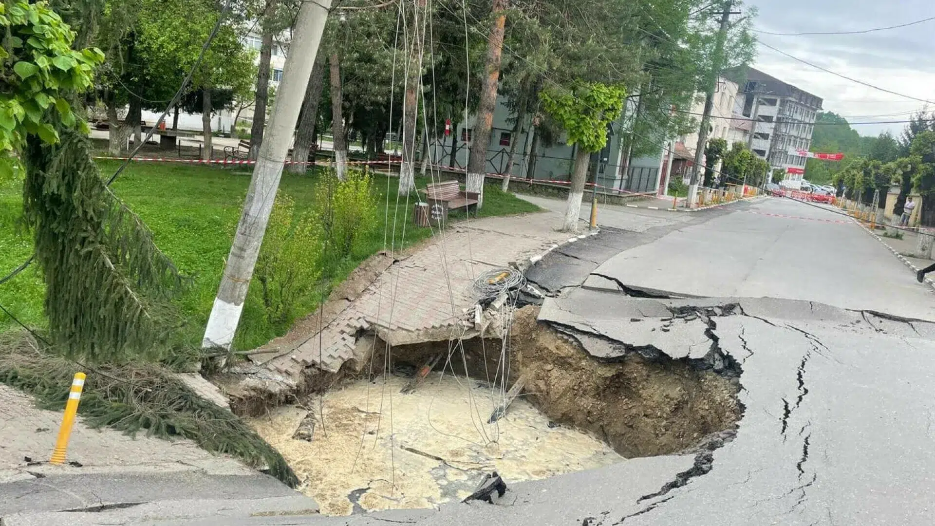 Foraje ale Institutului Geologic în Slănic, unde s-a surpat o stradă întreagă. De unde vine „atitudinea ostilă”