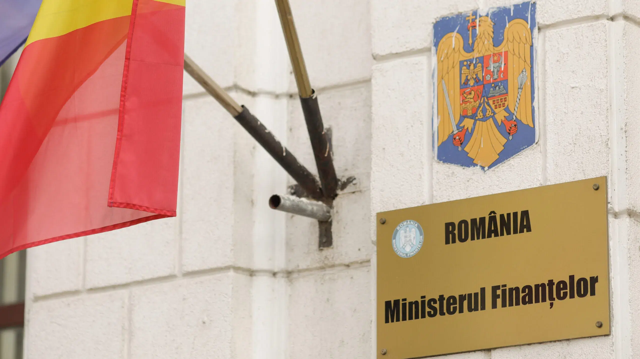 Ministerul Finanțelor vrea să împrumute aproape 7 miliarde de lei în iunie pentru acoperirea deficitului. „Ne împrumutăm prea mult și prea repede”