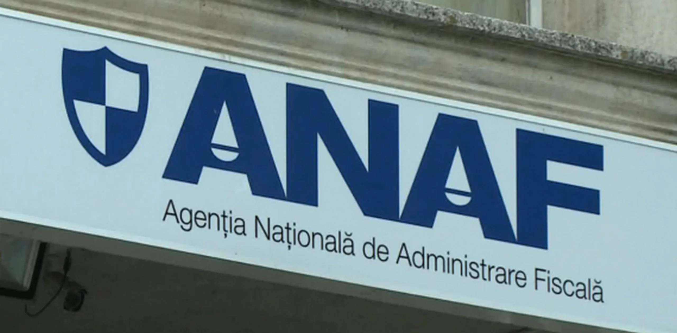 Funcționară ANAF, reținută la DNA pentru complicitate la trafic de influență. Legată pentru 5.000 de euro