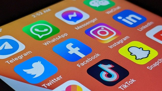 Ministrul american al sănătății cere introducerea unui avertisment pentru utilizatorii rețelelor sociale, la fel ca pe pachetele de tutun