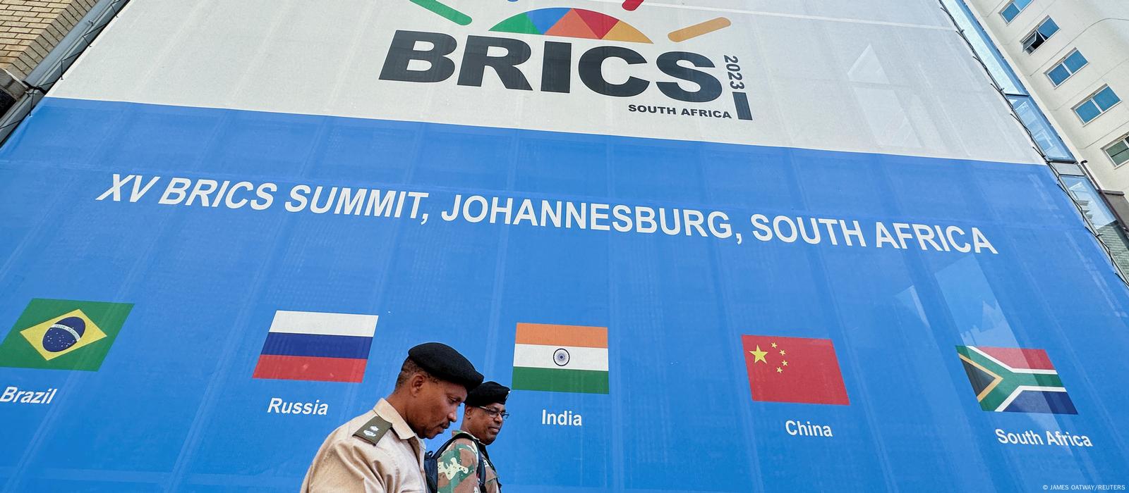 Țările BRICS renunță treptat la dolarul american în comerțul internațional.