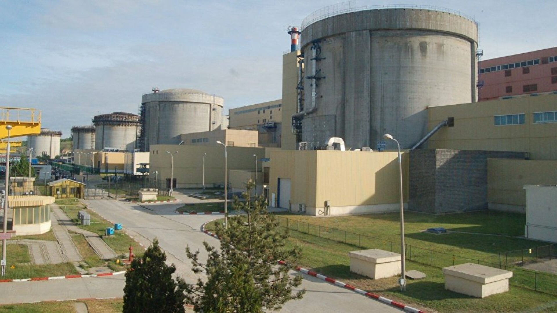 România importă masiv energie electrică după oprirea centralei de la Cernavodă. Când revine situația la normal
