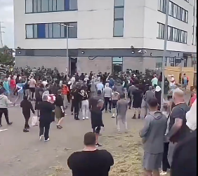 centru de migranti atacat