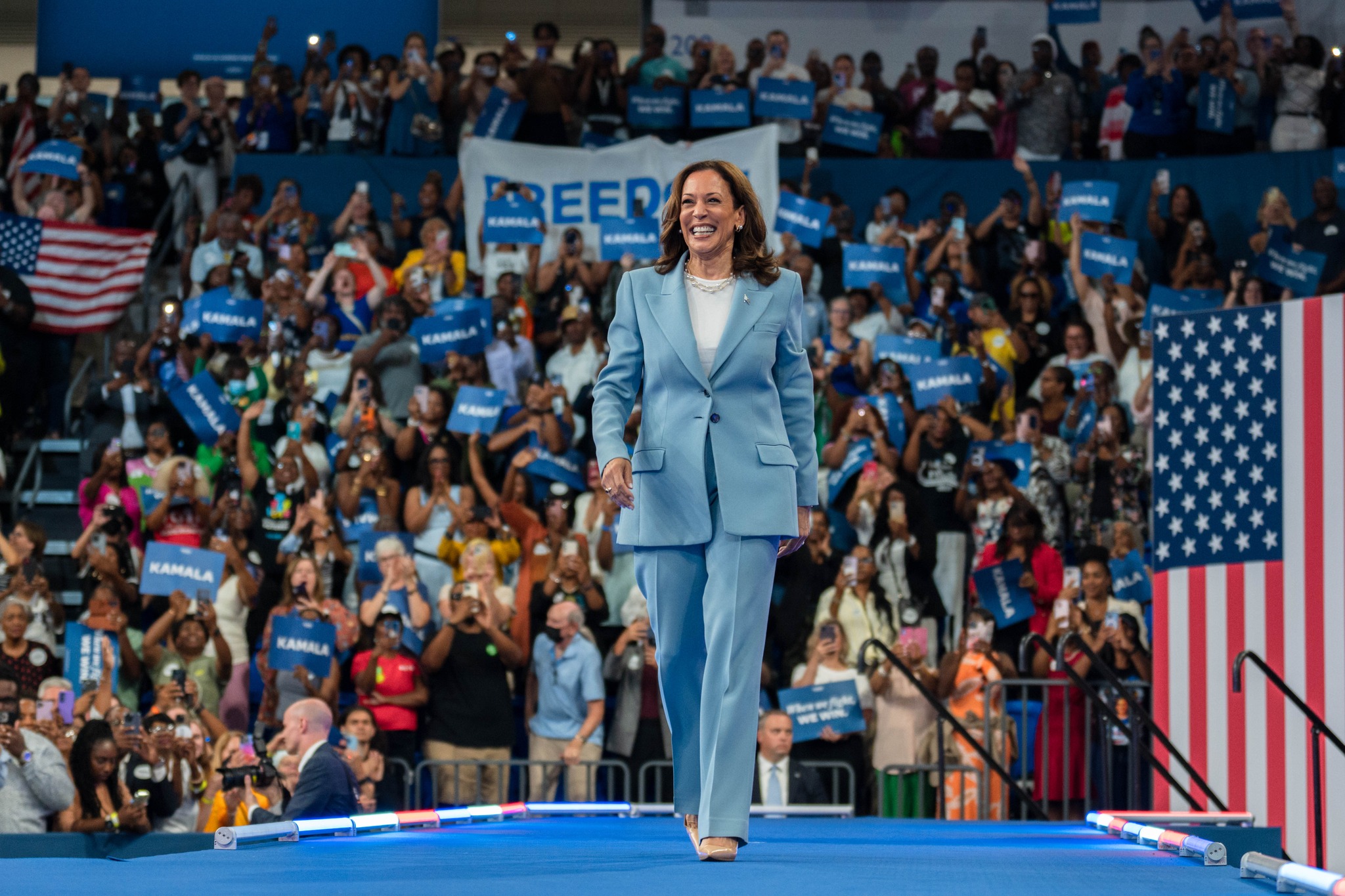 Kamala Harris îl devansează pe Donald Trump în sondaje. Procentele care fac diferența