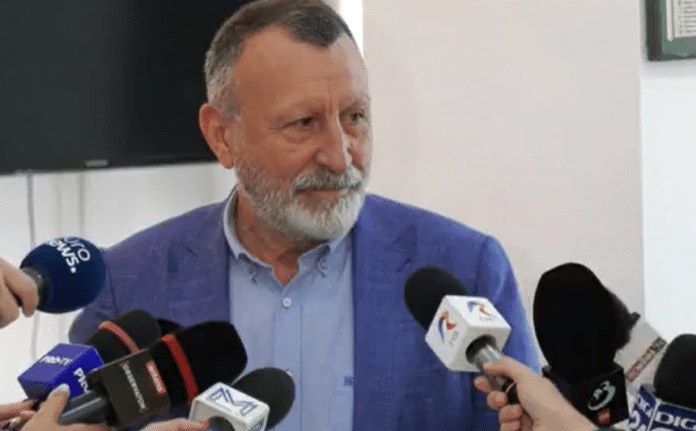 Paul Stănescu își perie șeful:
