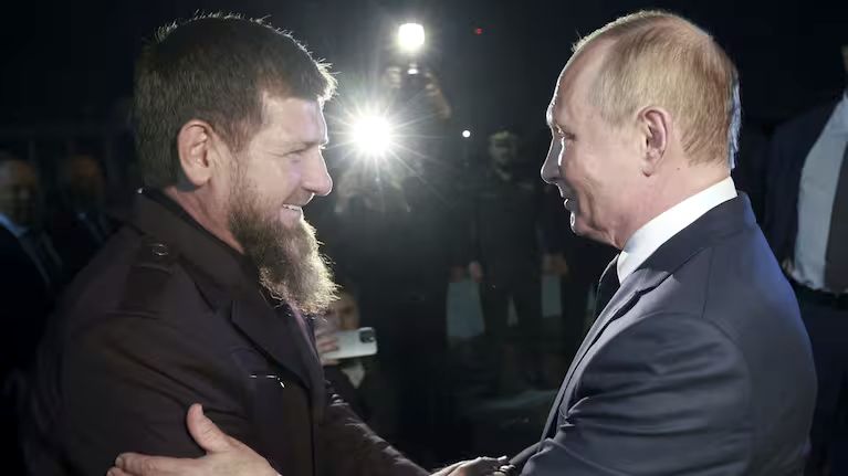 Putin a sărutat Coranul în Cecenia. În schimb, Kadîrov i-a promis zeci de mii de soldați pentru Ucraina
