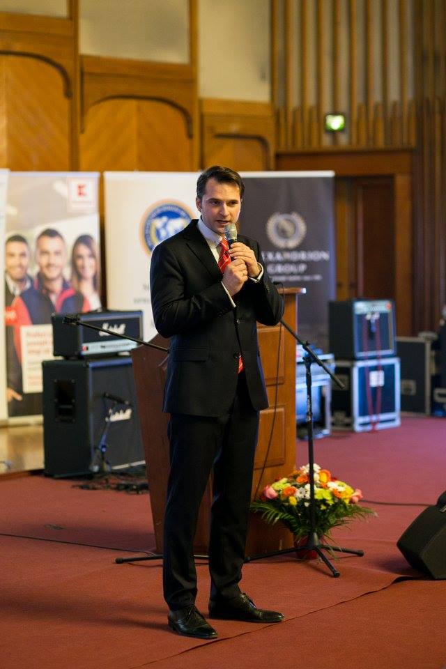 Cât vor plăti românii din 2025 la curent, după ce Guvernul renunță la plafonare. Sebastian Burduja promite: „nu vor fi facturi mai mari”. Cum încearcă să convingă ministrul Energiei