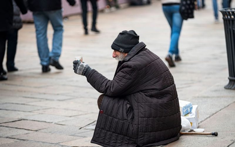 Orașul din România care interzice donațiile către cerșetori: Amenzi de până la 1.500 lei pentru cetățeni