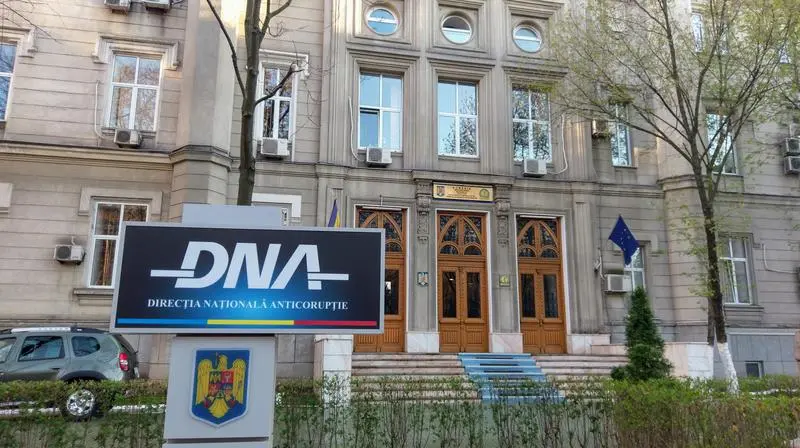 Pensii de handicap pentru falși orbi, care mai aveau și permis de conducere, la Protecția Copilului Timiș. Fost șef de serviciu, trimis în judecată pentru luare de mită și fraudă