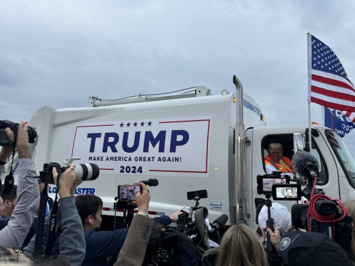 Donald Trump s-a dus cu mașina de gunoi la un miting electoral. L-a taxat pe „ticălosul” de Joe Biden