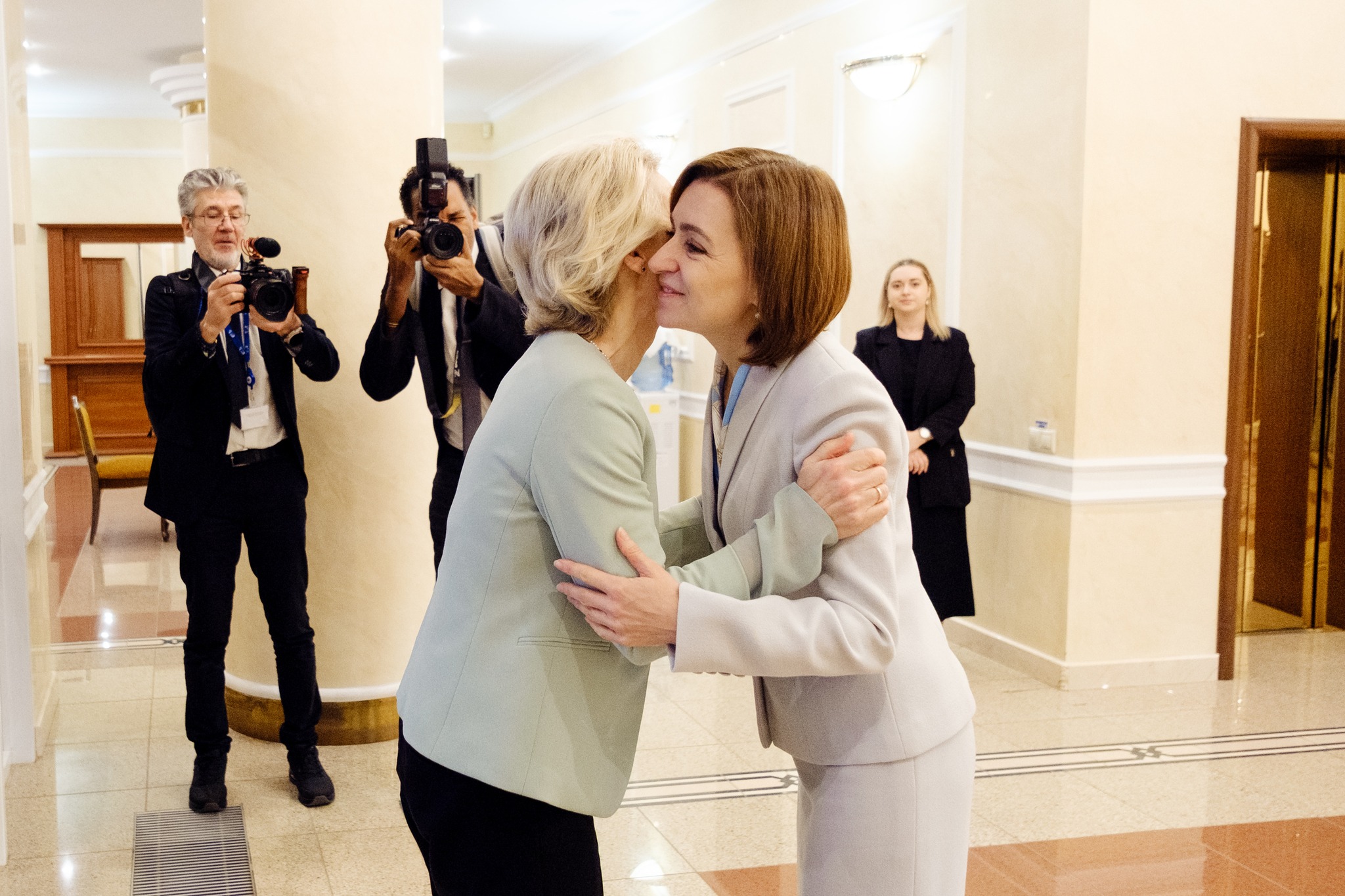 Pachet uriaș de asistență financiară pentru Republica Moldova. Ursula von der Leyen, pupături cu Maia Sandu