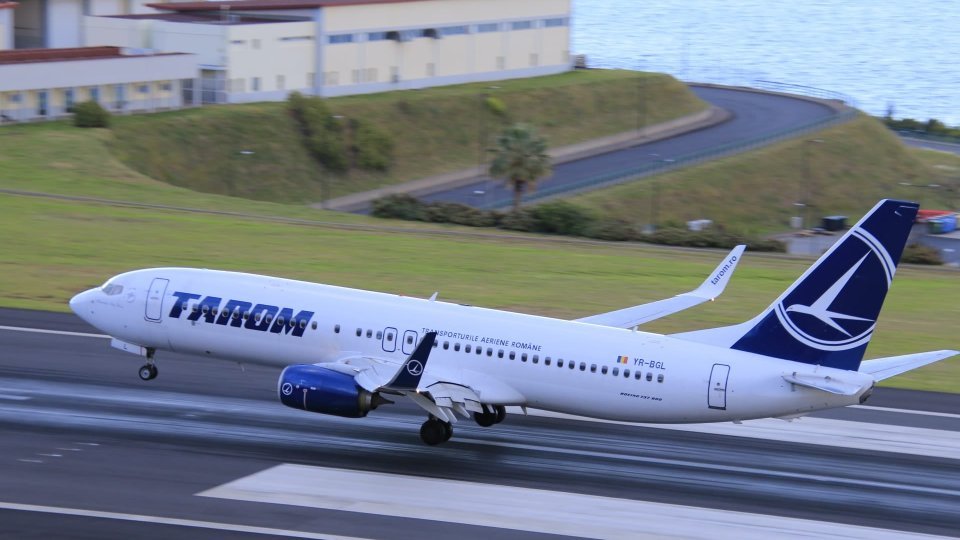 TAROM intră în restructurare: ce se vinde, ce se închide