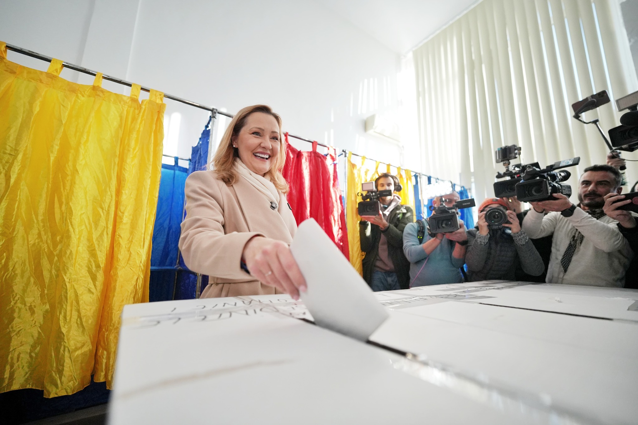 Alegeri prezidențiale: Lasconi susținută de cinci partide, Georgescu de două, PSD și UDMR încă indecise