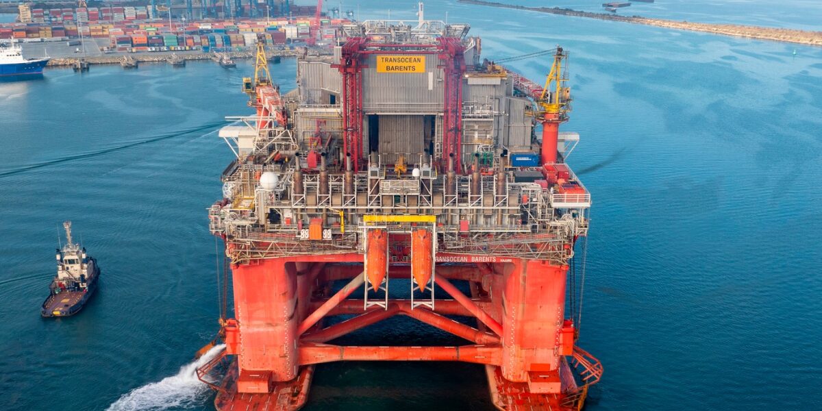 A ajuns mega-platforma de foraj în Marea Neagră, pentru gazele din „Neptun Deep”. Transocean Barents nu a încăput pe sub podurile din Bosfor