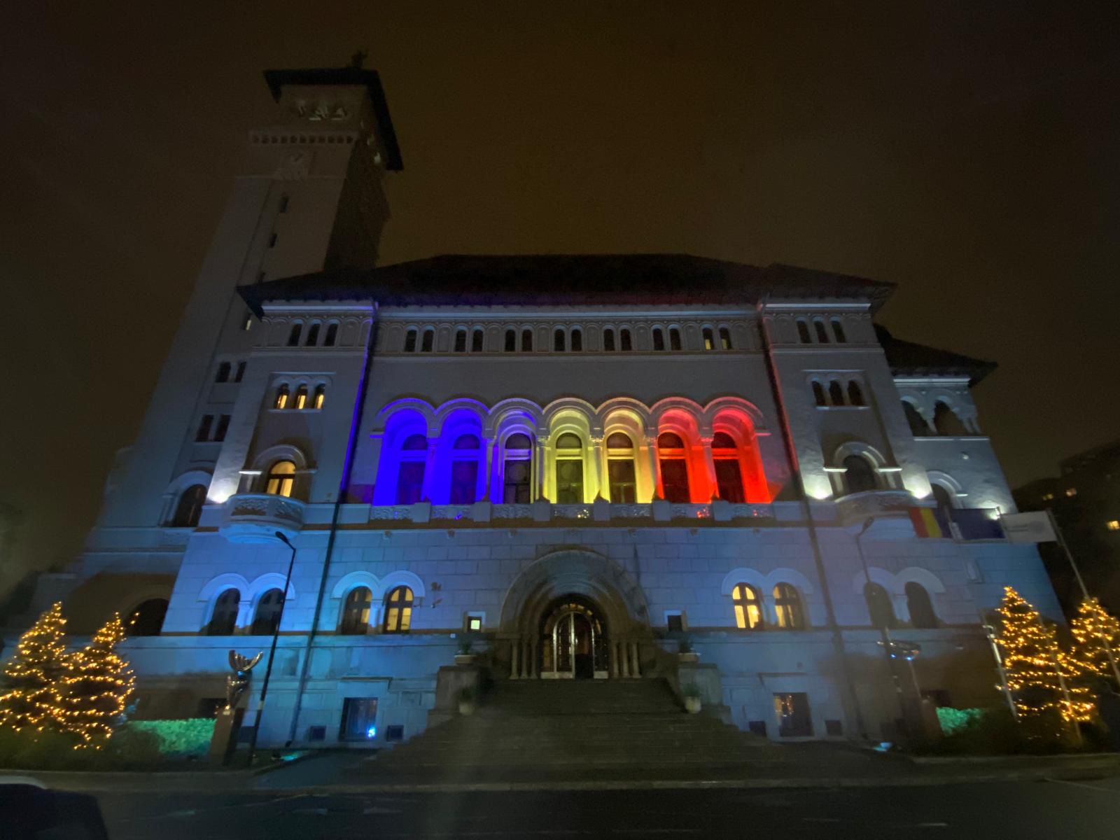 Clădirea Primăriei Sectorului 1, iluminată în culorile tricolorului după patru ani