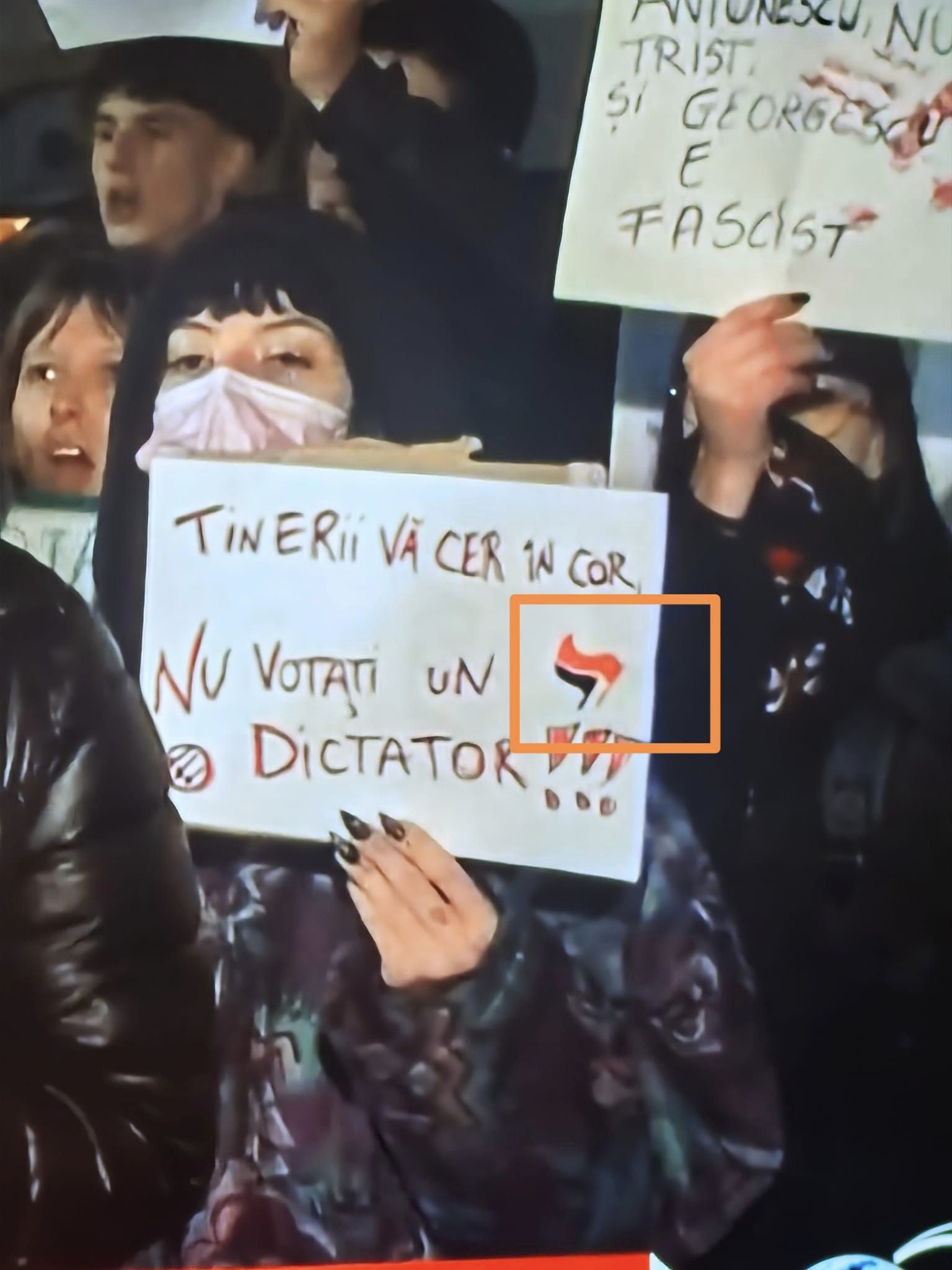 Mitingul împotriva lui Călin Georgescu cu simboluri ANTIFA