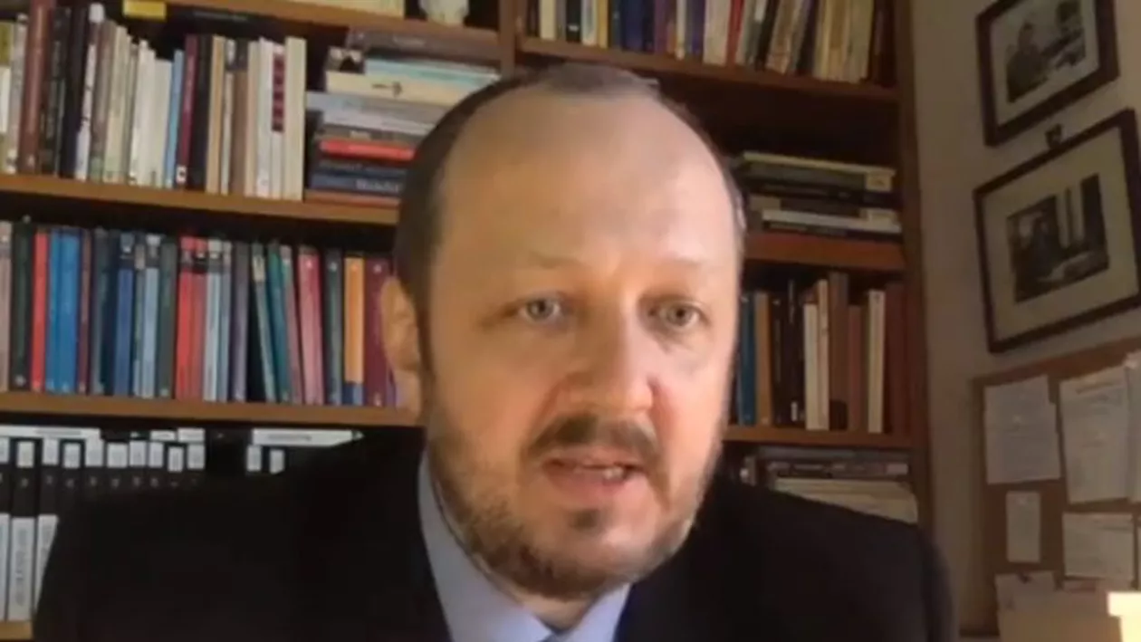 Adrian Papahagi, despre patriotism și ipocrizie: „Mă întreb dacă cei din servicii și armată ne-ar apăra. Pe ucraineni îi admir, noi nici de propaganda Rusiei nu suntem apărați”