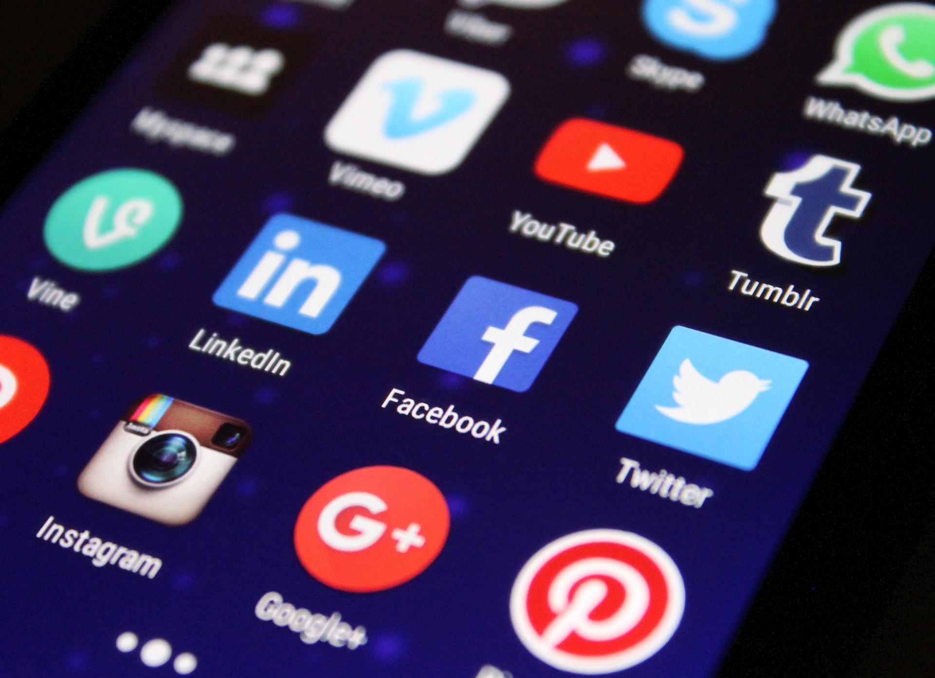 A doua țară din Uniunea Europeană care introduce restricții pe social media. Obligațiile pentru utilizatori și rețele