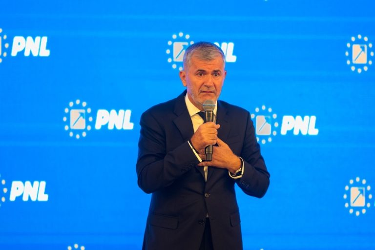 Prima demisie din conducerea PNL după formarea coaliției cu PSD-UDMR și minorități