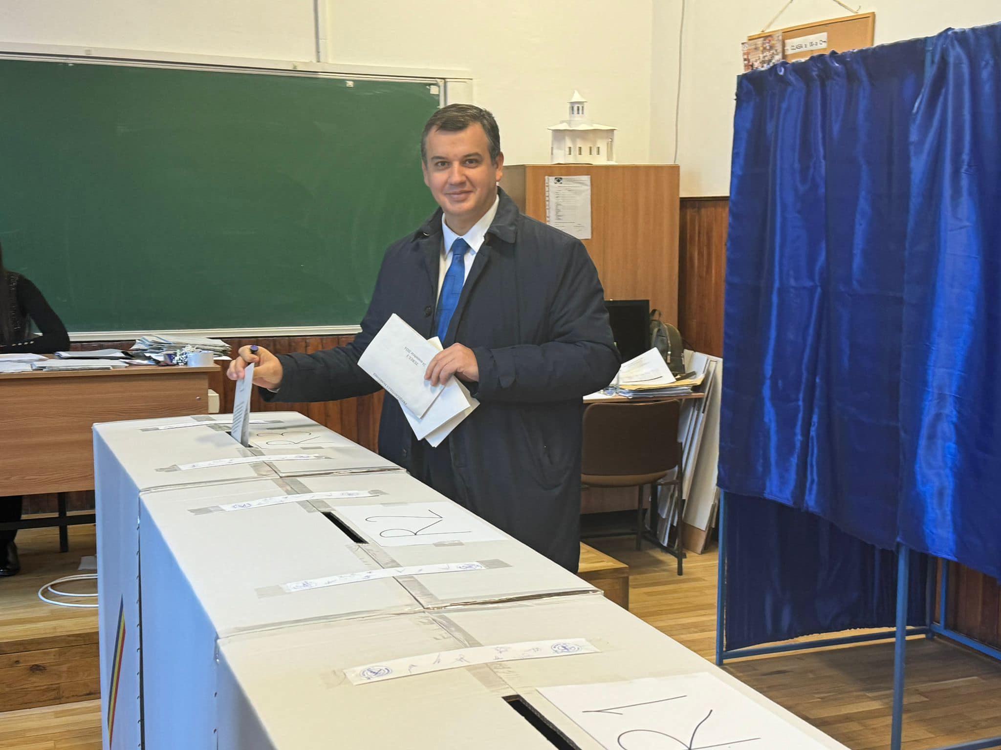 Eugen Tomac: „Președintele Iohannis cu cât mai mult stă la Cotroceni, cu atât mai mult rău face democrației românești”