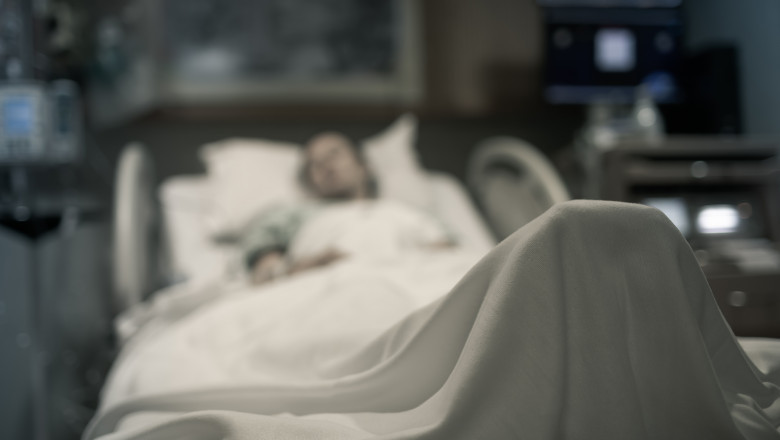 Pacienta, pe patul de spital