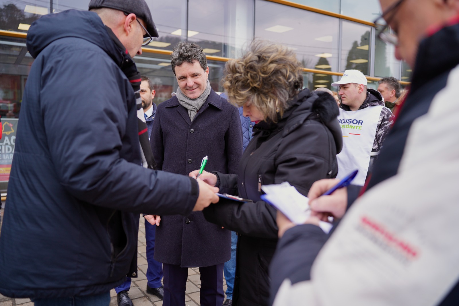 https://lumeapolitica.ro/actualitate/nicusor-dan-declarat-favorit-la-alegerile-prezidentiale-in-fata-lui-calin-georgescu-cotatiile-pe-cea-mai-mare-piata-de-predictii-din-lume/