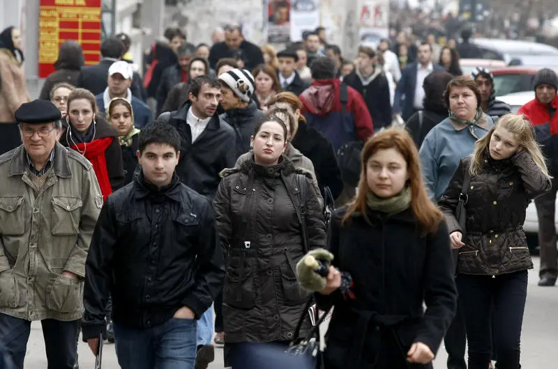 oameni pe strada