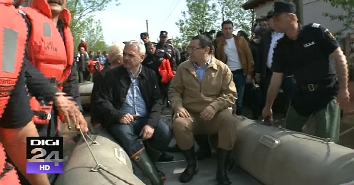 Liviu Dragnea și Victor Ponta în barcă, la inundații