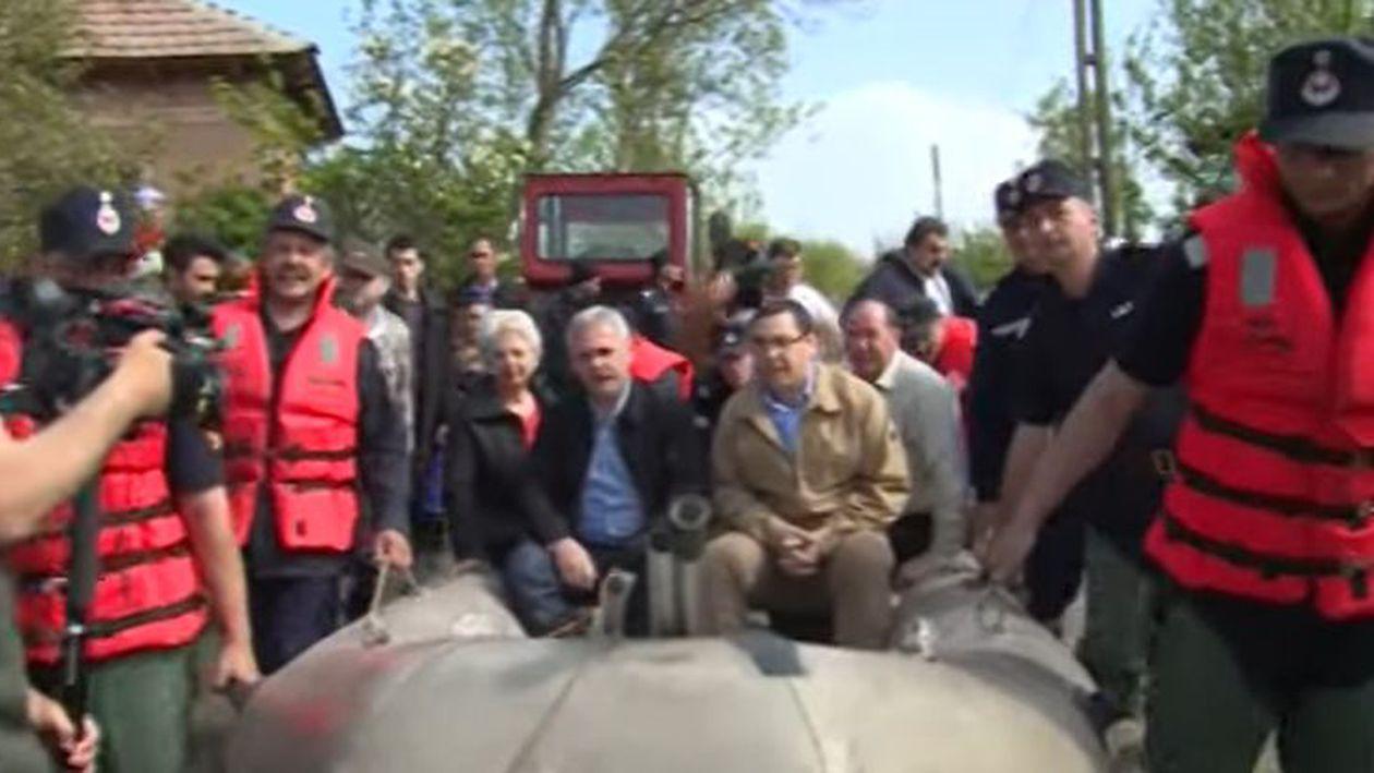 Ponta și Dragnea la inundații