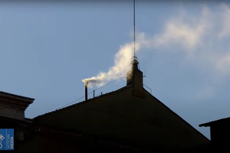 Fum alb la Vatican