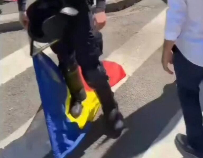 Jandarmul calca drapelul