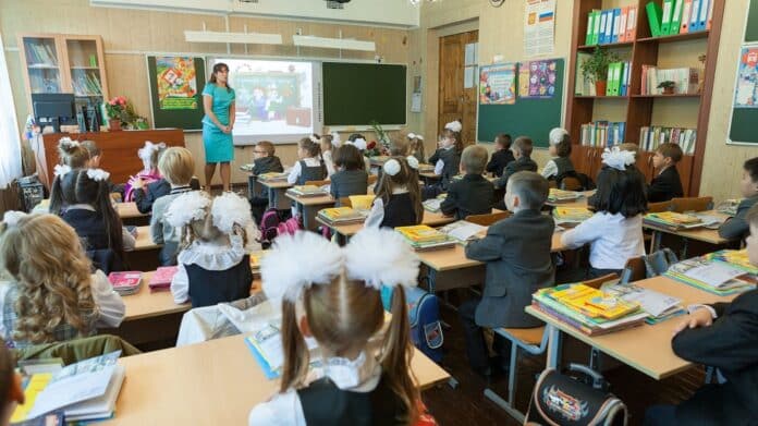 Elevi în clasă
