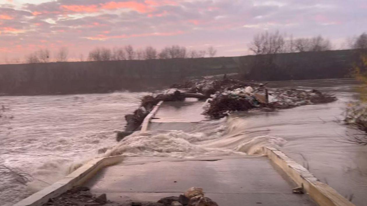 Podul din sațul Crivăț, rupt după deversarea Barajului Mihăilești