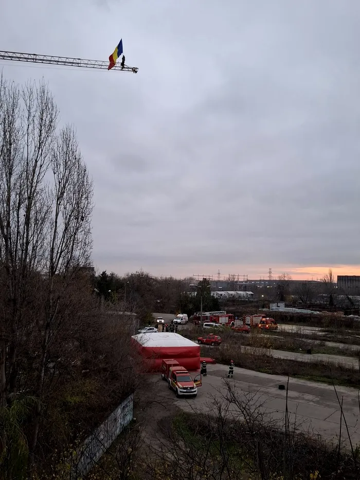 Stegarul Dac, pe macara