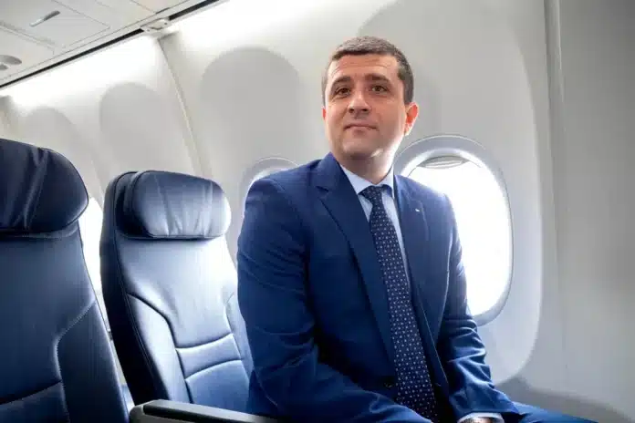 Radu Miruță în avion